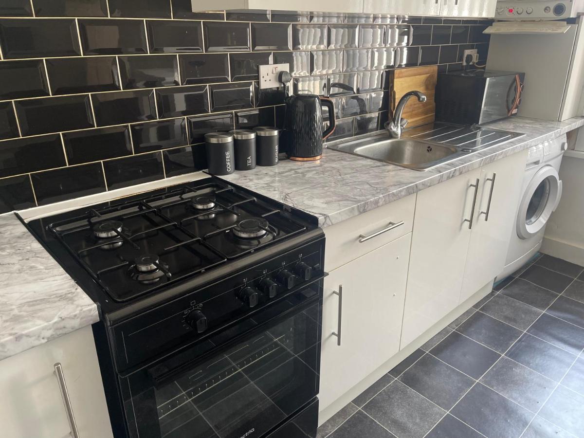 Wizards Corner Spacious 3 Bed Near Watford Junction *